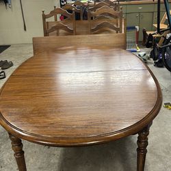Dining room table w/2 leafs and 6 chairs