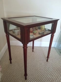 BEAUTIFUL VINTAGE BOMBAY AND CO. BIJOUTERIE DISPLAY TABLE