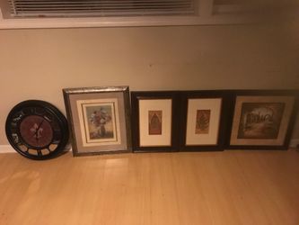 Set with 4 Pictures and a Clock