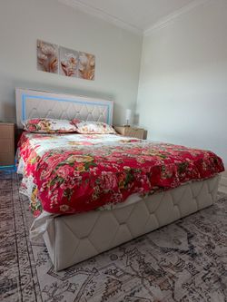 Bedframe  queen + 2 nightstand