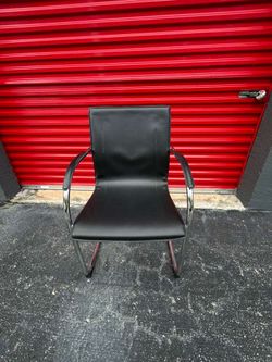 MODERN ARMCHAIR / OFFICE CHAIR/ IN GREAT CONDITION
