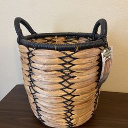 New Better Homes & Gardens 12 inch Indoor Woven Basket Planter