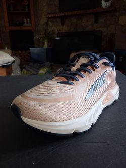 (Size 8) Women's, Used, Like New, ALTRA Provision 6 Running Shoes, model AL0A5488, dusty rose.