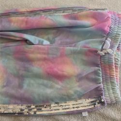 Size 10 in kids little rainbow glittery on the sides really cute