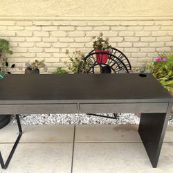 Black Desk