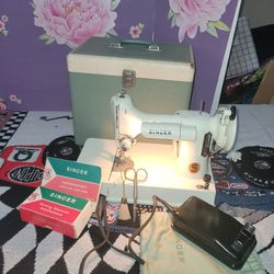 RARE SINGER 221K FEATHERWEIGHT SEWING MACHINE WITH BOX AND ACCESSORIES. 