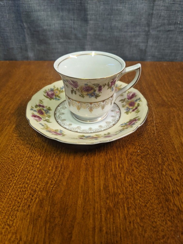 Vintage floral print demitasse teacup and saucer, stamped Gold Castle, Made in Japan - Vintage/used