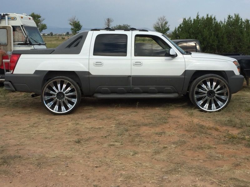 2002 Chevy avalanche on 28s