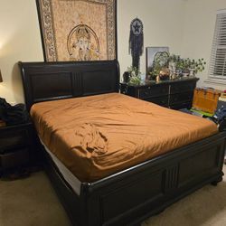 Ethan Allen Queen Robyn Bedframe