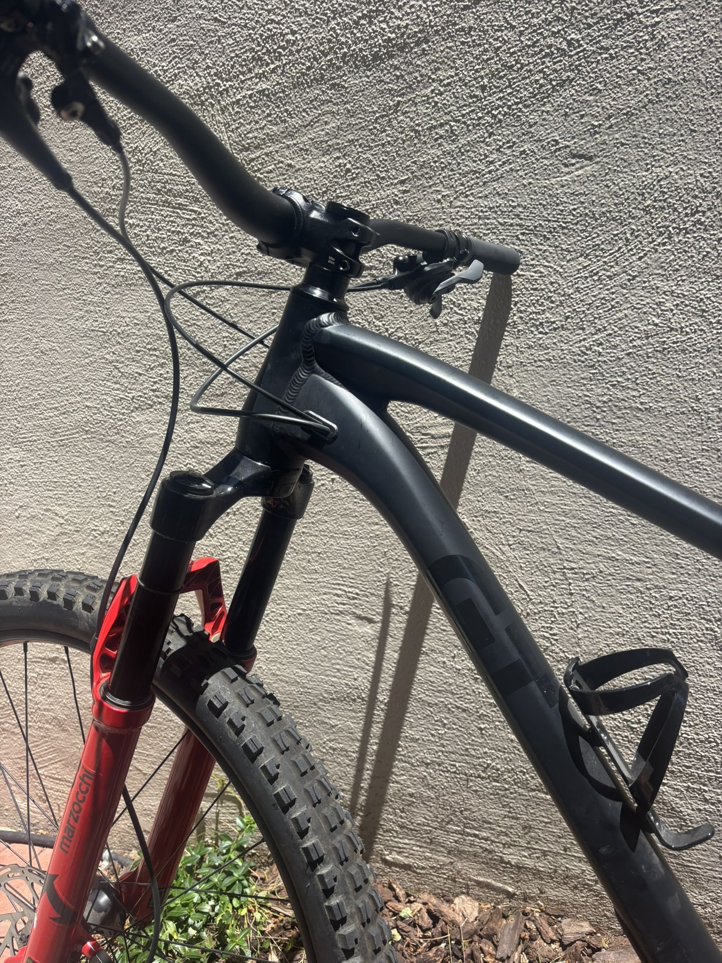2024 GT Sensor Comp Mountain Bike Size Large