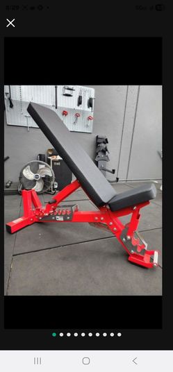 HEAVY DUTY COMMERCIAL GRADE 1000 LBS CAPACITY ADJUSTABLE BENCH THAT CAN INCLINE, FLAT AND MILITARY PRESS WITH WHEELS ( BRAND NEW IN THE BOX  )