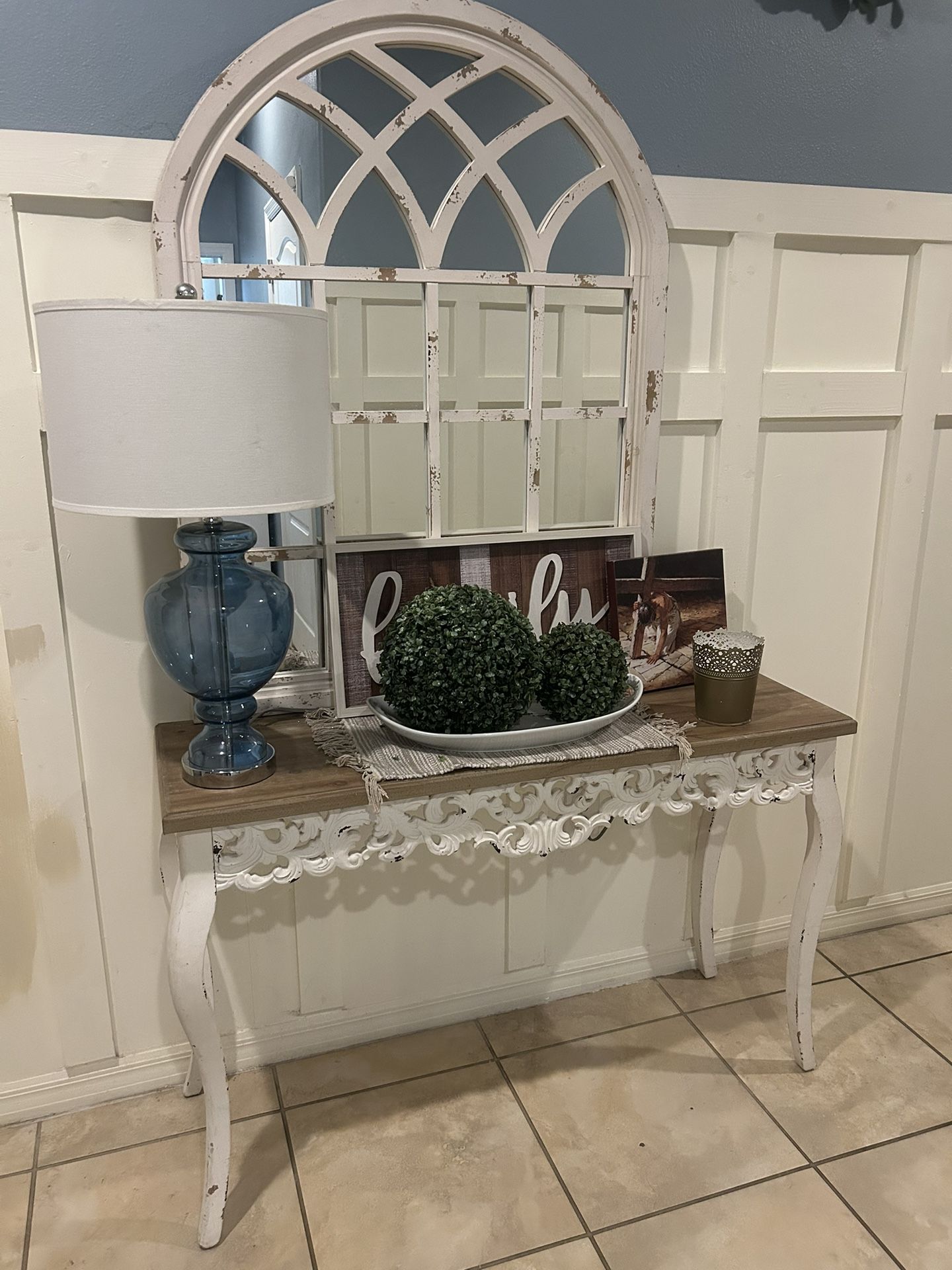 Farmhouse withwash entry table and mirror