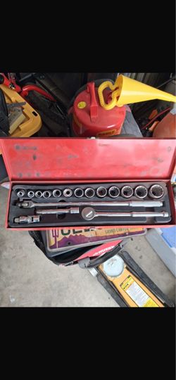 Socket Wrench Set in Metal Case