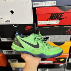 Kobe 8 Elite Superhero size 9  USED But Clean