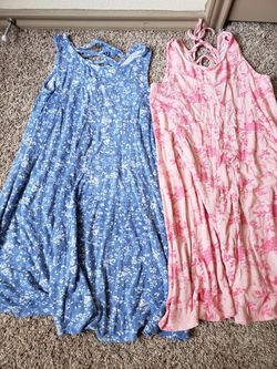 Girls dresses size medium it fits in 10 years old girls