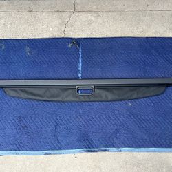 GM  OEM  Cargo Security Shade 2018 - 2023 Chevrolet Chevy Traverse  Black 