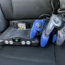 Nintendo 64 w/ 2 Controllers 1 Game