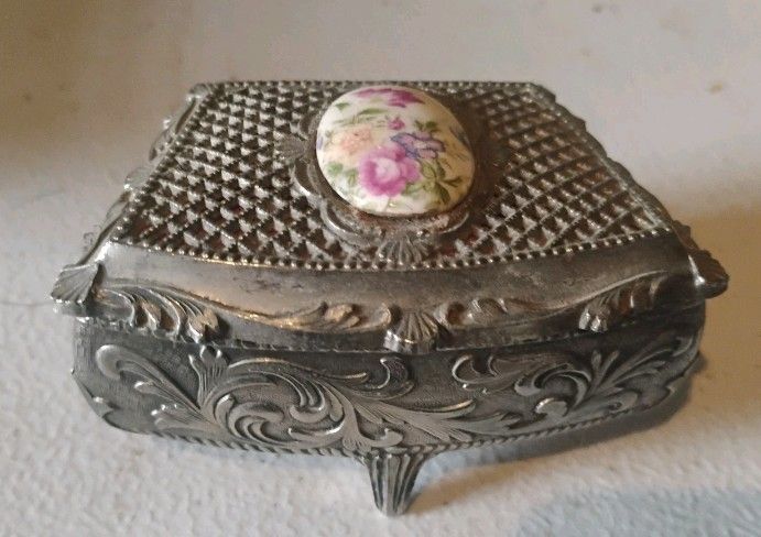 SILVER TONE HINGED HEART SHAPED JEWELRY TRINKET BOX RED VELVET LINED