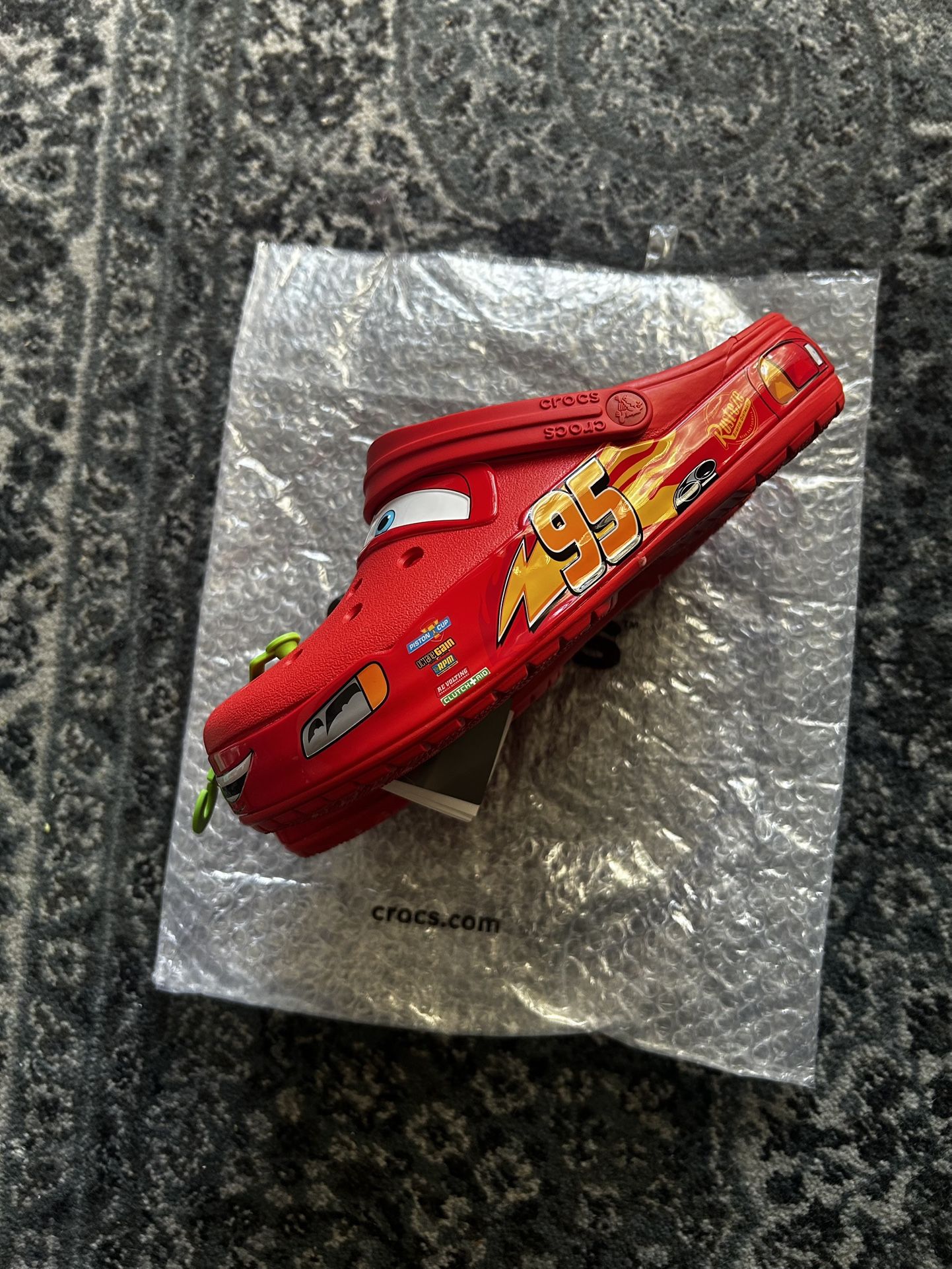 LIGHTNING MCQUEEN CROCS 10M LIMITED EDITION DISNEY PIXAR. (Lights up)