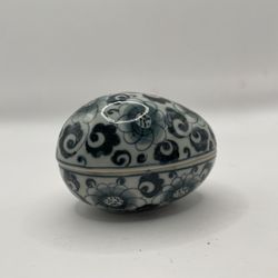 Vintage chinoiseries blue/white porcelain egg shape trinket box