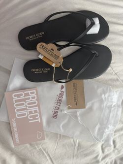 BRAND NEW flip flops Size 7 1/2