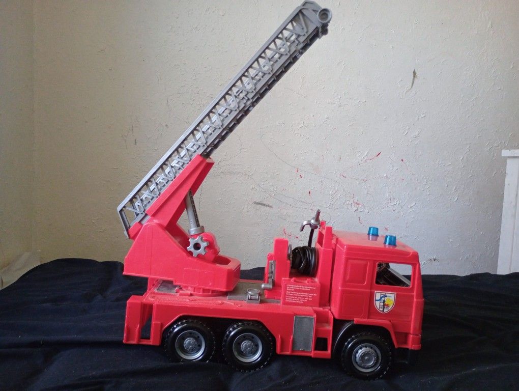 Fire Truck With Adjustable Ladder