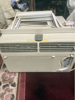 Fedders 8000 BTU window, AC unit with remote blowing cold air!