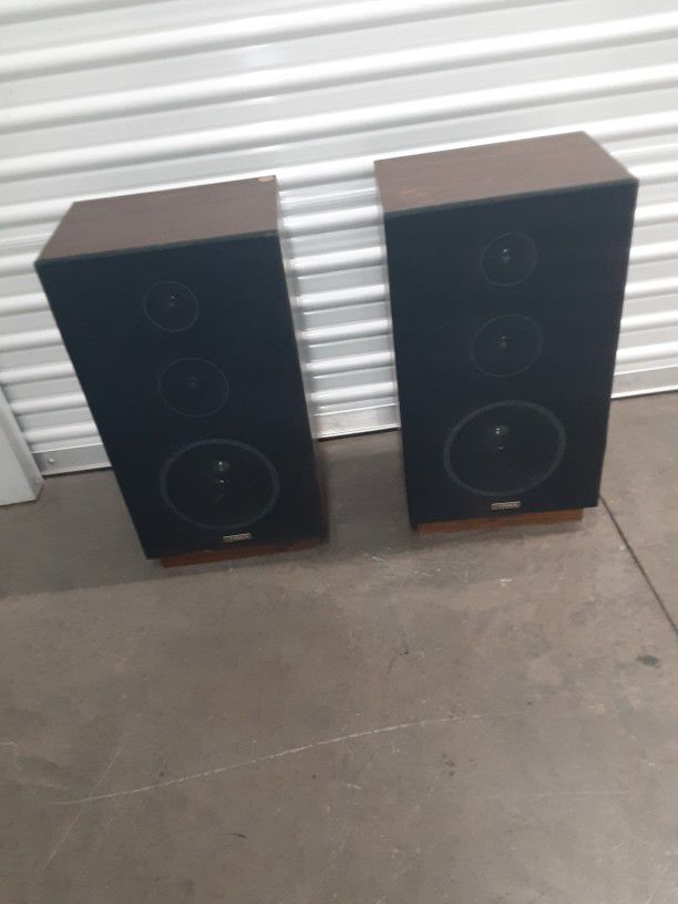Two Fisher Brand Stero Speakers