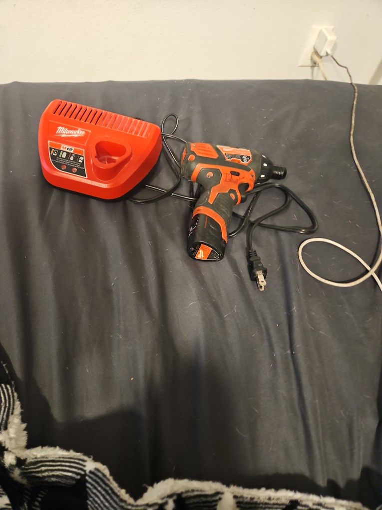 Milwaukee Screwdriver M12