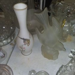 Fenton song bird hand painted vase and satin bird figurin