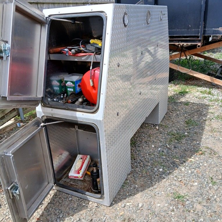 truck box behind cab of truck