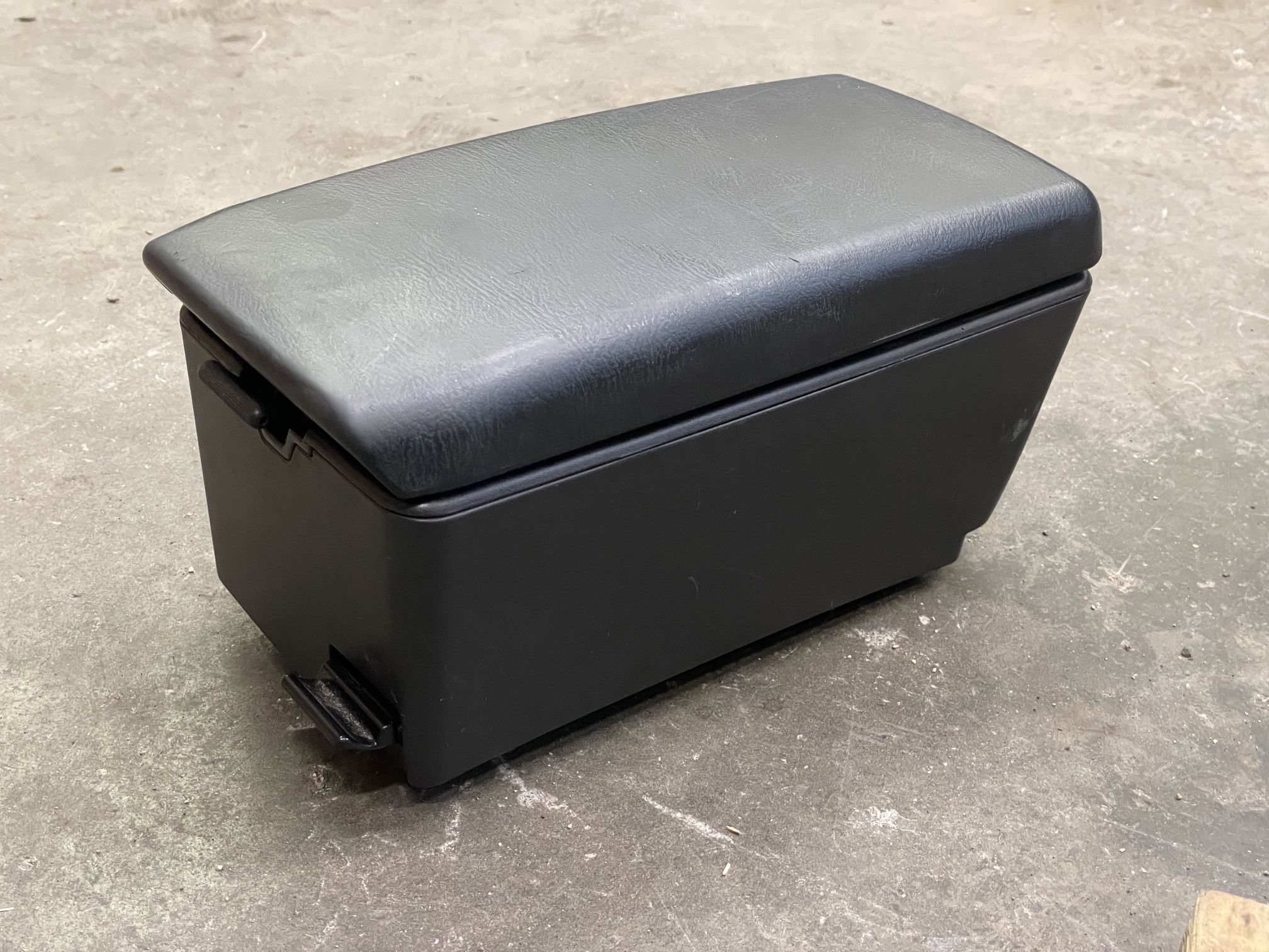 05-07 Subaru Impreza WRX / STi center extended armrest