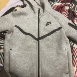 Good condition never wear it before. Please come pick it up.