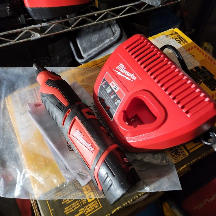 Milwaukee m12 Lithi Cordless Rotary tool Batt&Charger Included. Like New. Firm Price/precio Firme🛑