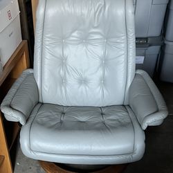 Ekhornes Stressless Recliner Chair Less Royal Light Grey Gray Great Condition Oak Color Feet