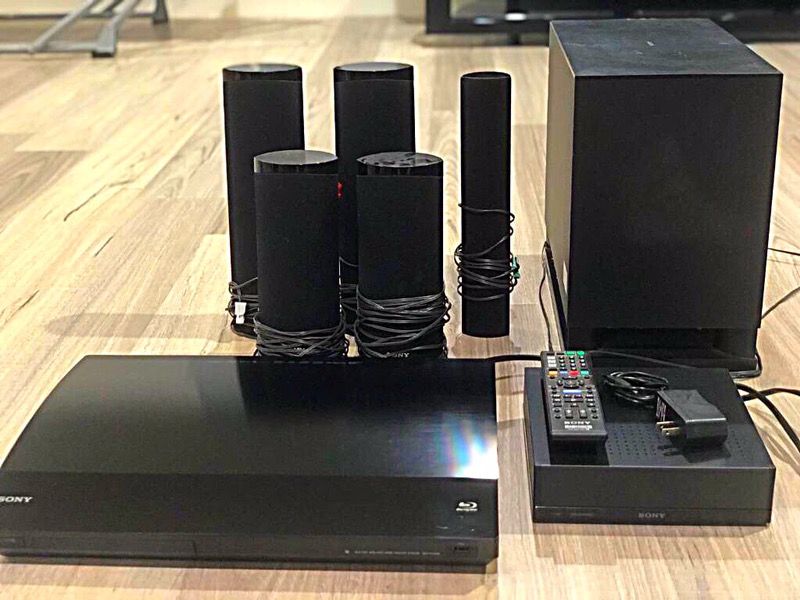 30.00 -SONY BLU-RAY Disc Player with SURROUND SOUND SPEAKERS Included.
