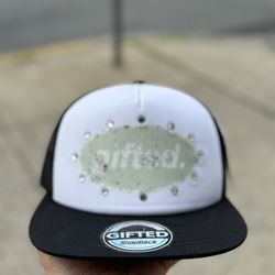 GIFTED HAD CON BRILLO GORRA CON BRILLO
