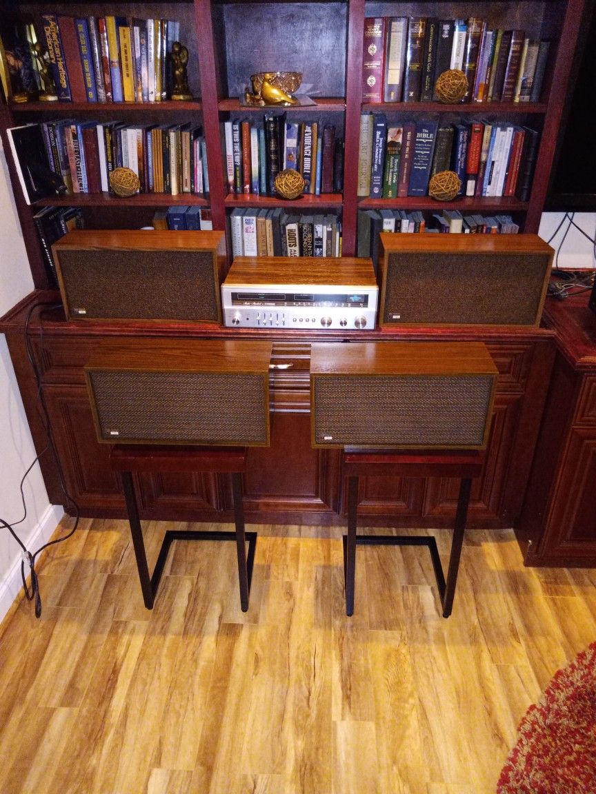 "VINTAGE" FISHER RS-2002 Stereo Receiver & 2 pair of FISHER XP-55B Bookshelf Speakers