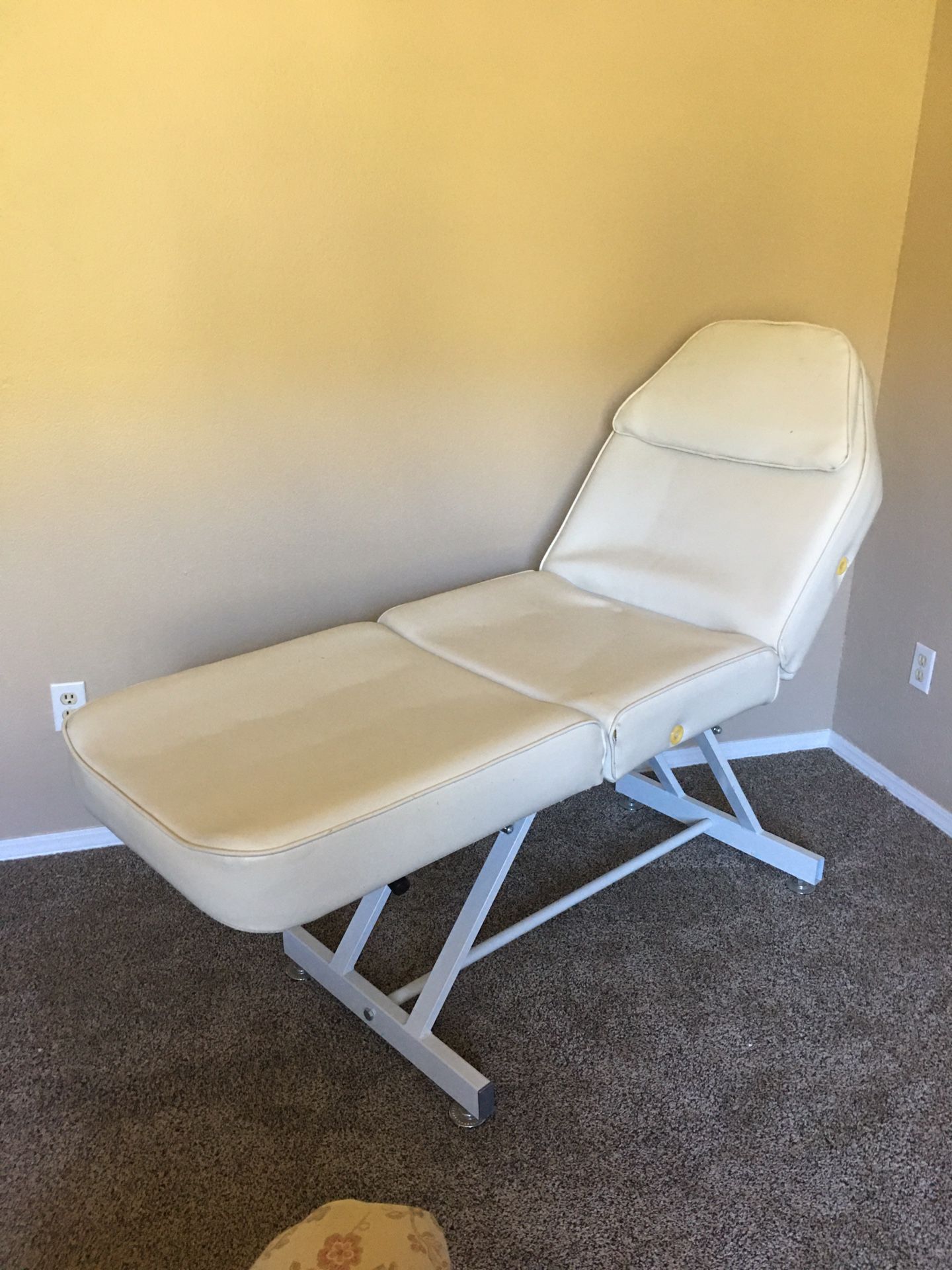 Massage/ esthetician table for Sale in Prather, CA OfferUp