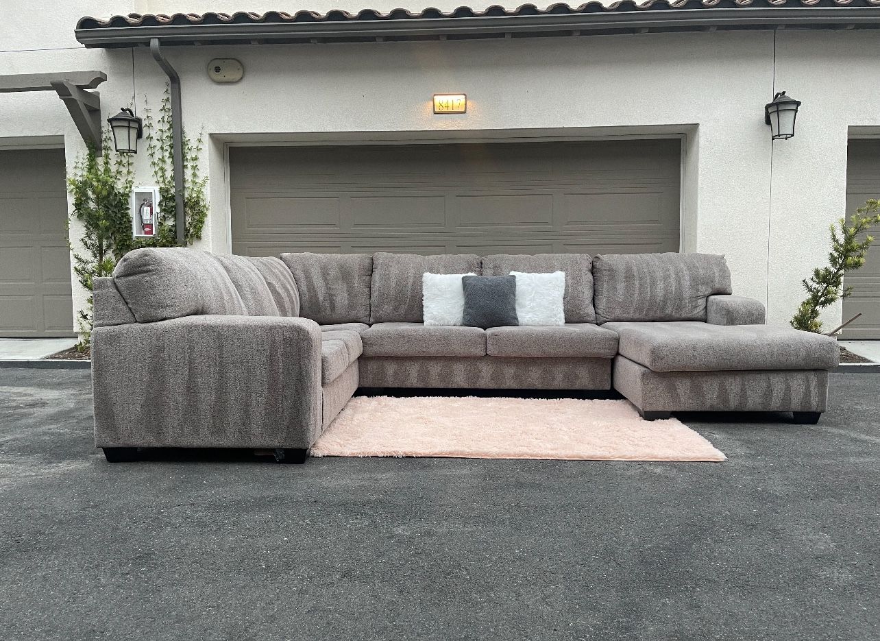 Huge Light Grey Sectional Couch Sofa From Living Spaces In Excellent Condition- FREE DELIVERY ๐