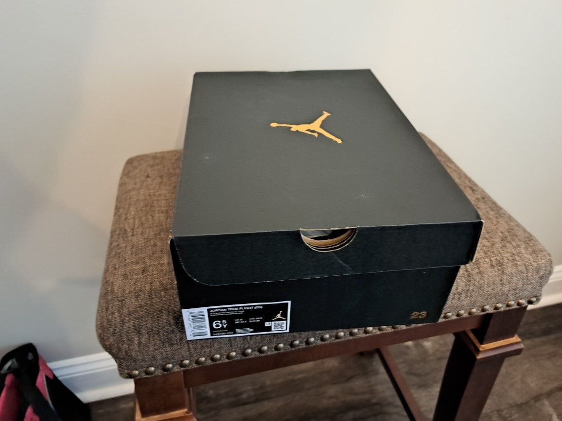 Big Boys 6.5 Jordan True Flight "Black/Metallic Gold/Wolf Grey/White"