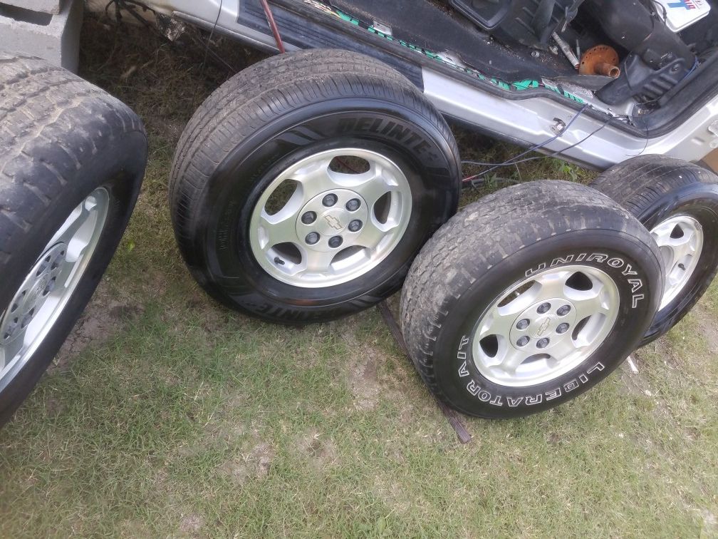 AKI TENGO ESTAS YANTAS Y RINES MEDIDA 16 SON PARA UNA CHEV Y TAHO DE 6 ABUJEROS