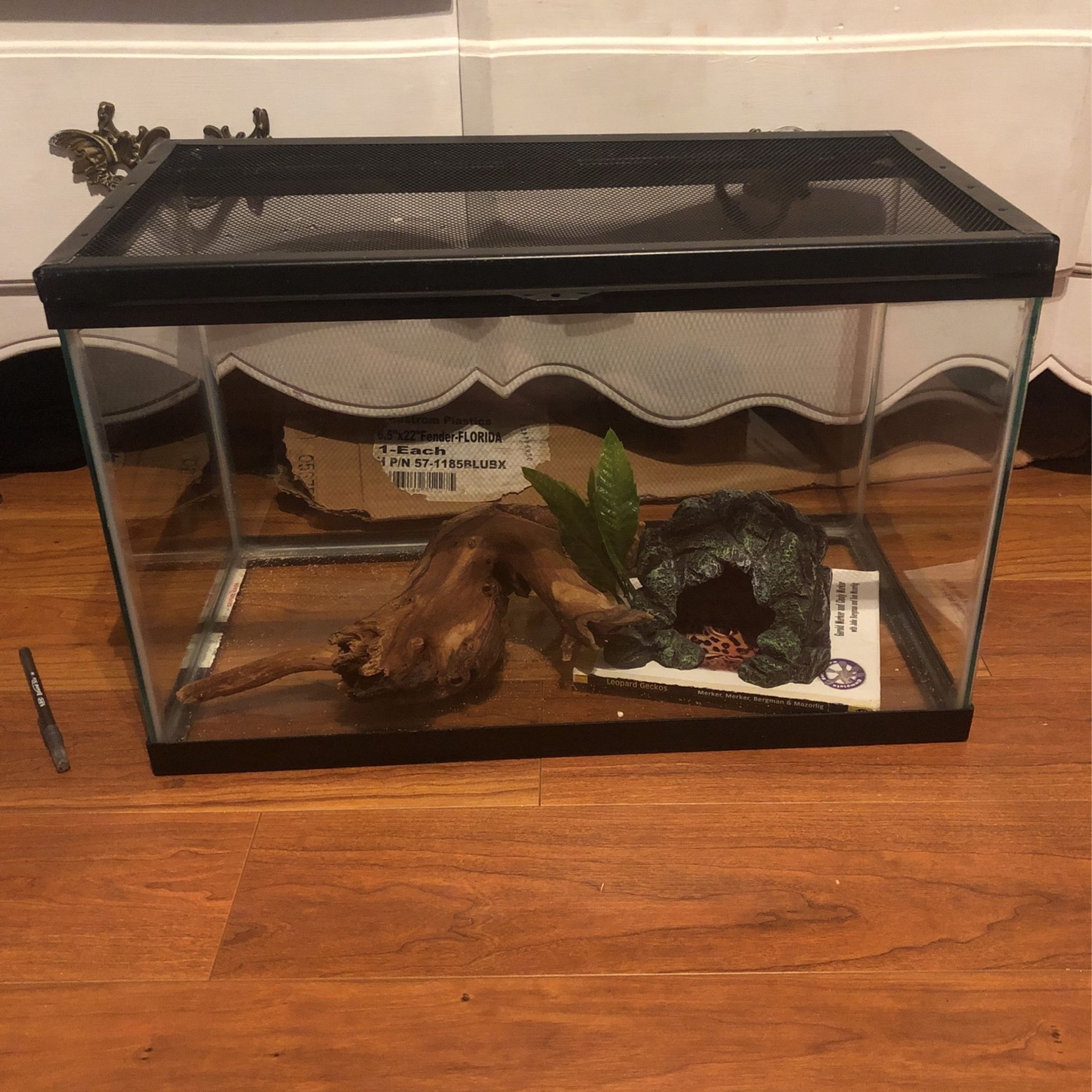 10 Gallon Tank w/lid, Hide, And Log