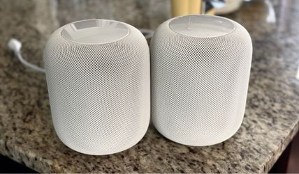 Pair of White Apple Homepods Gen 1 in excellent condition.