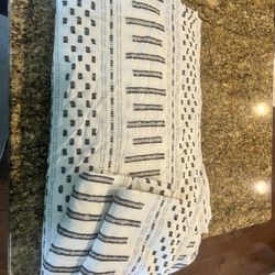 Duet Cover With Matching Pillow Cases. 