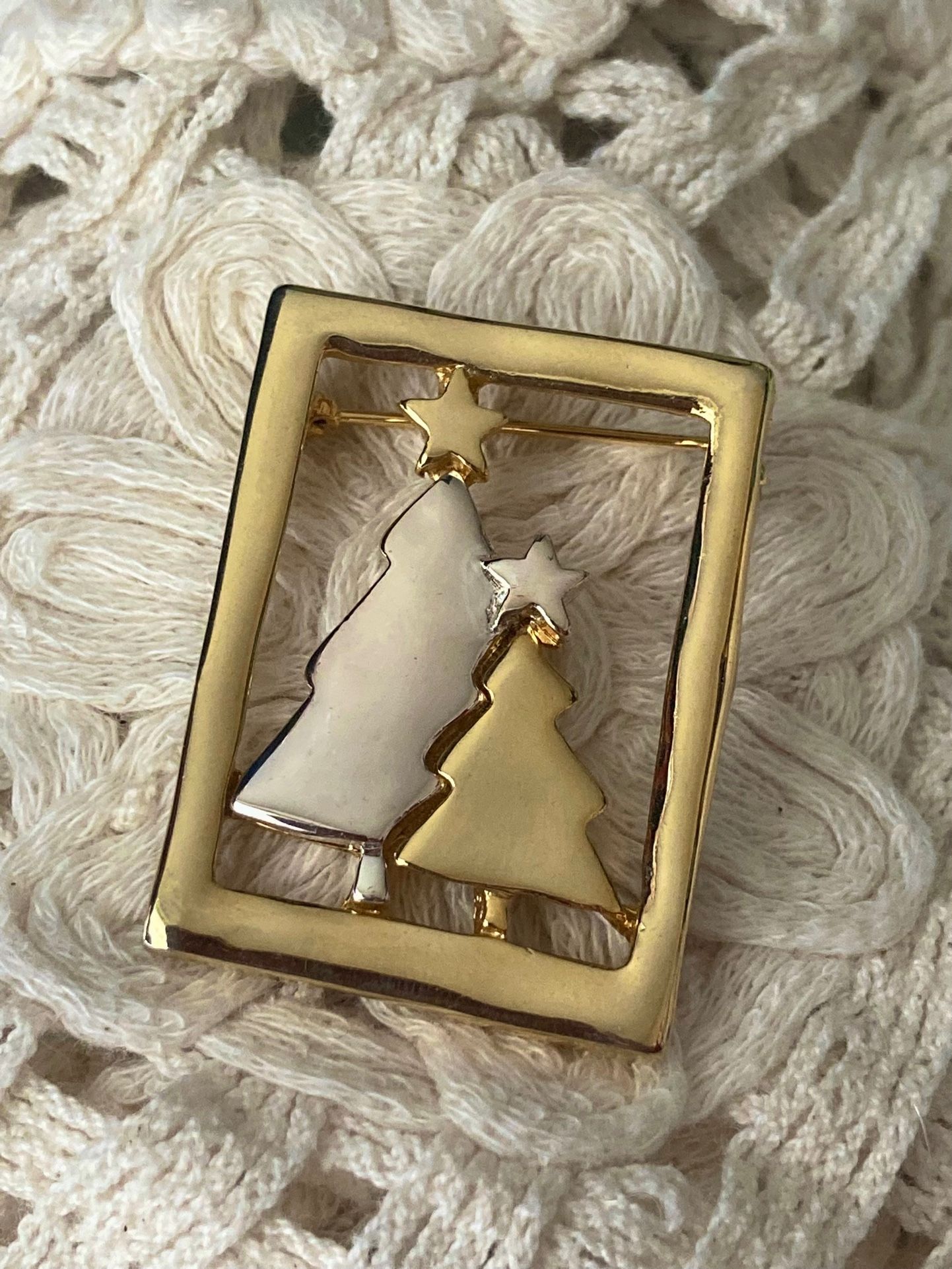Beautiful Christmas Tree Silver and Gold Tone Pin / Brooch.