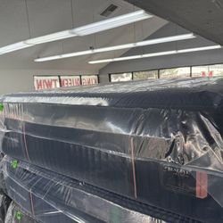 QUEEN SIZE STEARNS & FOSTER RESERVE (FIRM) PILLOW TOP MATTRESS & BOX SPRING BED SET