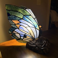 Stained Glass Butterfly Lamp – Tiffany Style w/ Rose Base 🌿 Warm Ambient Glow 
