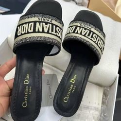 Mid-heeled sandals
