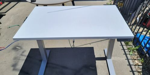 Linear actuator standing desk